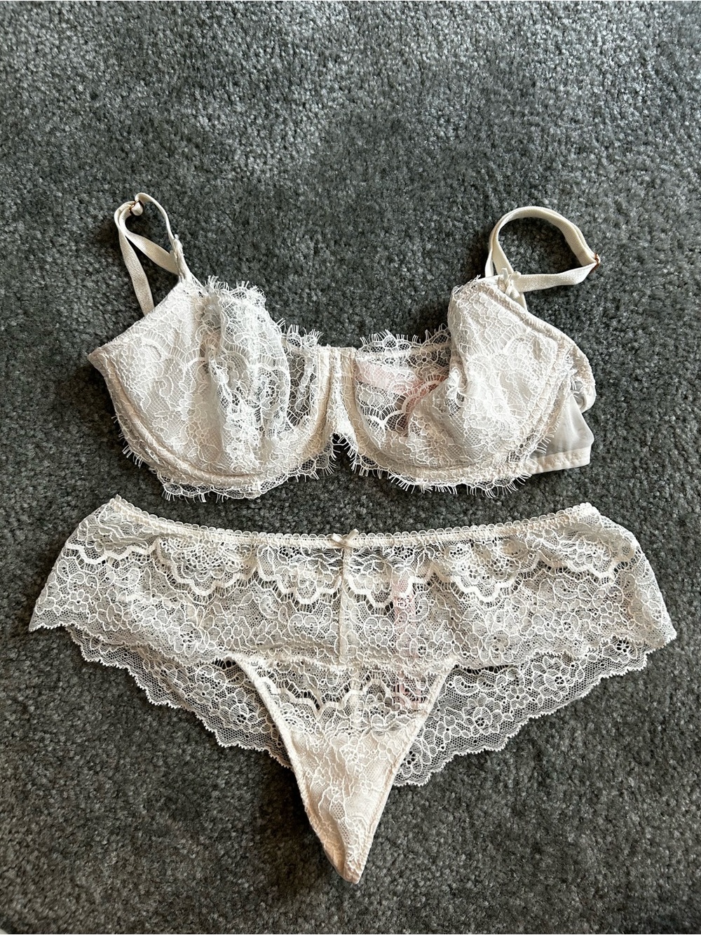 Victoria's Secret Cream Lace Underwire Bra & Bikini Set never worn.